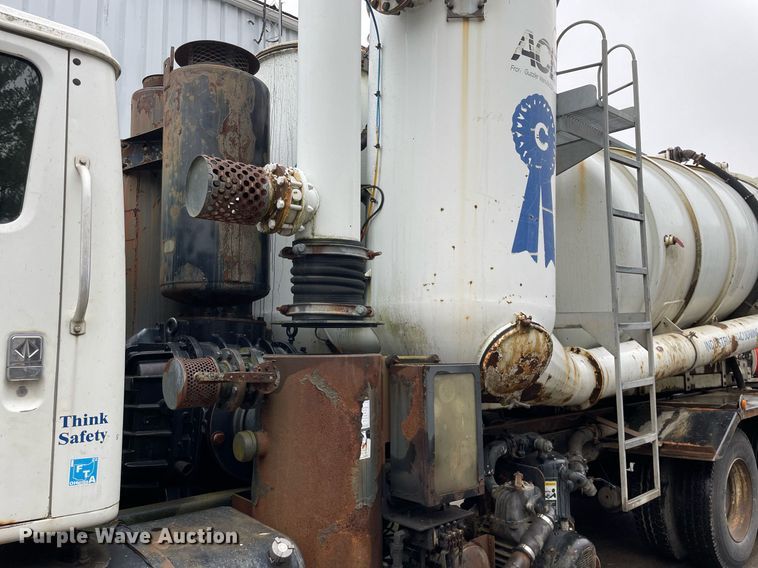 image for item LJ9560 2001 Internationl 2674  vacuum truck