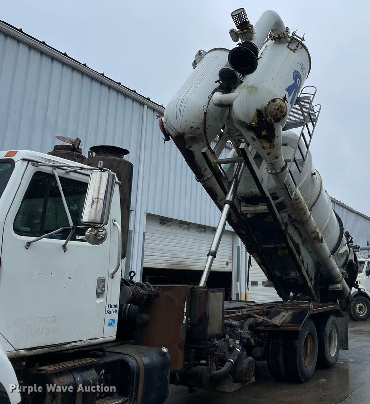 image for item LJ9560 2001 Internationl 2674  vacuum truck