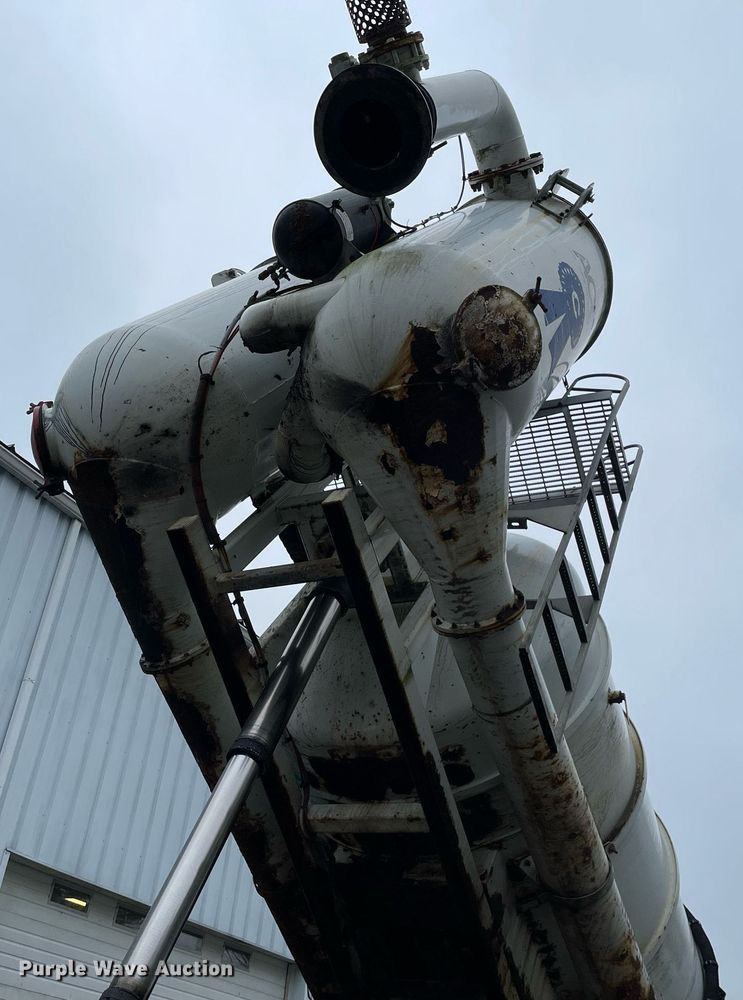 image for item LJ9560 2001 Internationl 2674  vacuum truck