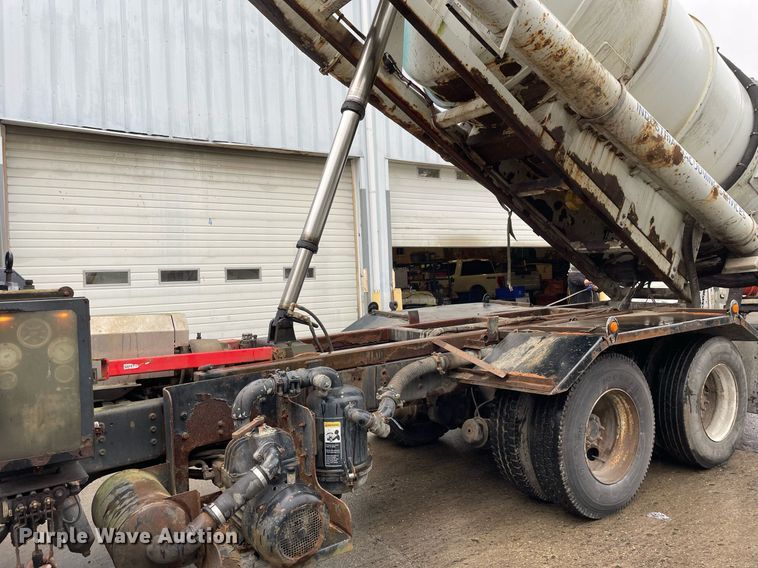 image for item LJ9560 2001 Internationl 2674  vacuum truck