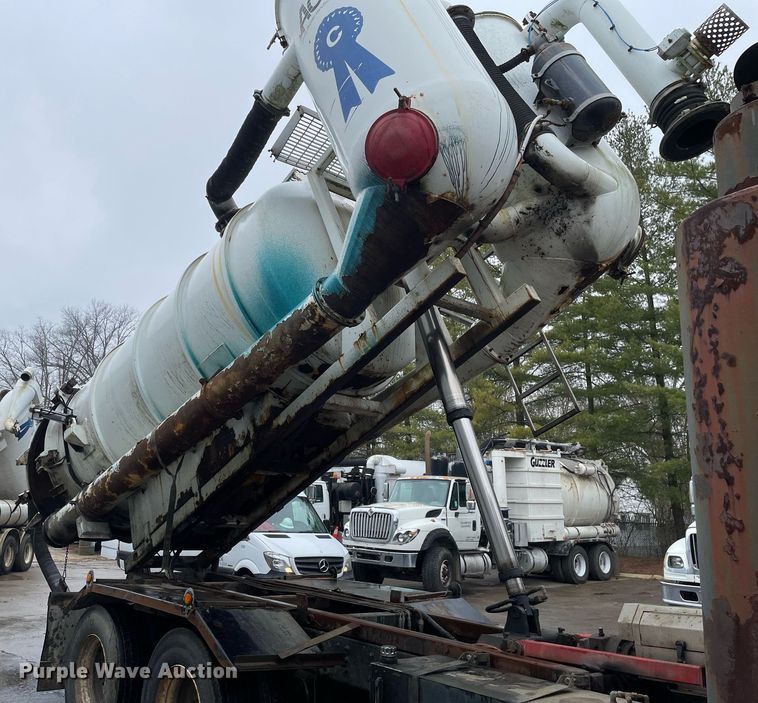 image for item LJ9560 2001 Internationl 2674  vacuum truck