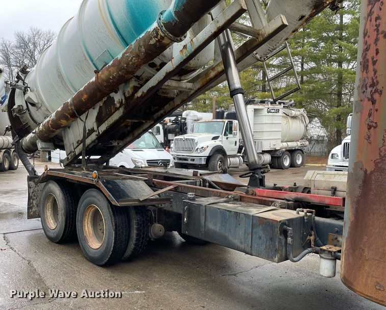 image for item LJ9560 2001 Internationl 2674  vacuum truck