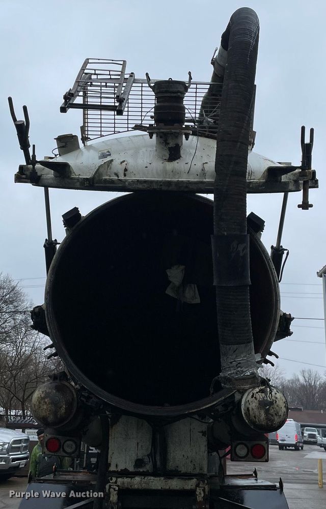 image for item LJ9560 2001 Internationl 2674  vacuum truck