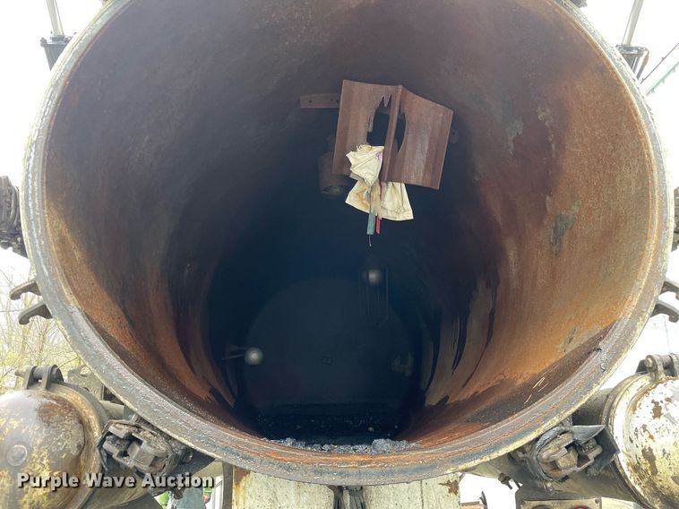 image for item LJ9560 2001 Internationl 2674  vacuum truck