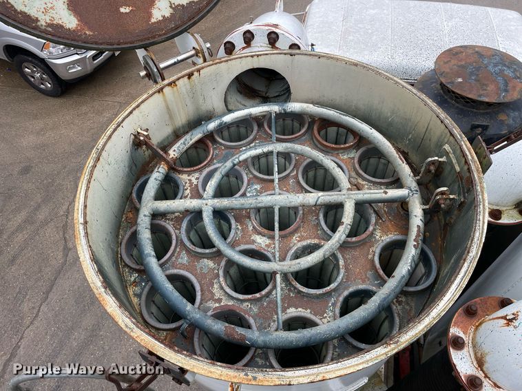 image for item LJ9560 2001 Internationl 2674  vacuum truck