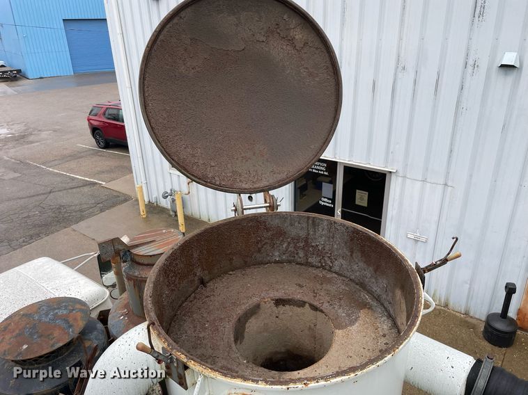 image for item LJ9560 2001 Internationl 2674  vacuum truck