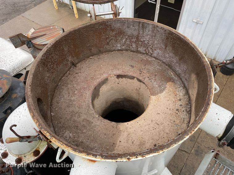 image for item LJ9560 2001 Internationl 2674  vacuum truck