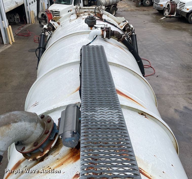 image for item LJ9560 2001 Internationl 2674  vacuum truck