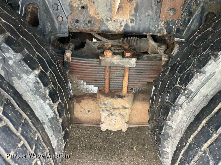 image for item LJ9560 2001 Internationl 2674  vacuum truck