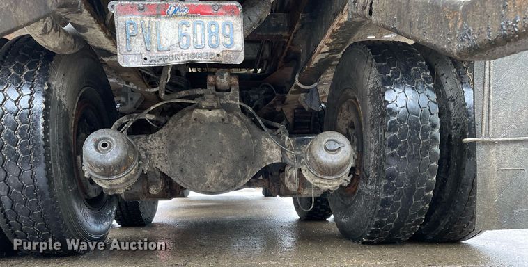 image for item LJ9560 2001 Internationl 2674  vacuum truck