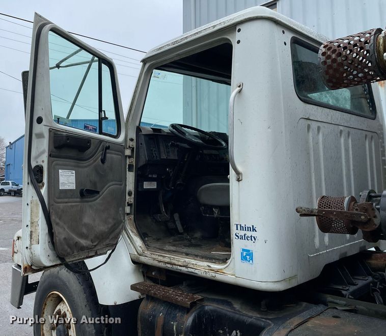 image for item LJ9560 2001 Internationl 2674  vacuum truck