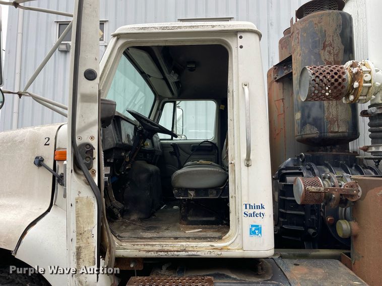 image for item LJ9560 2001 Internationl 2674  vacuum truck