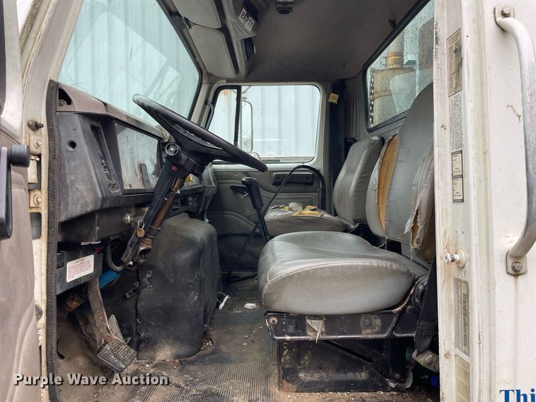 image for item LJ9560 2001 Internationl 2674  vacuum truck