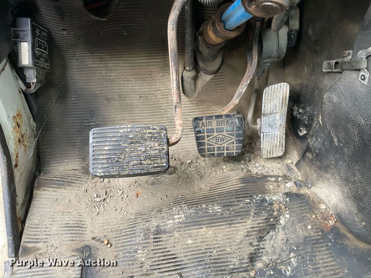 image for item LJ9560 2001 Internationl 2674  vacuum truck