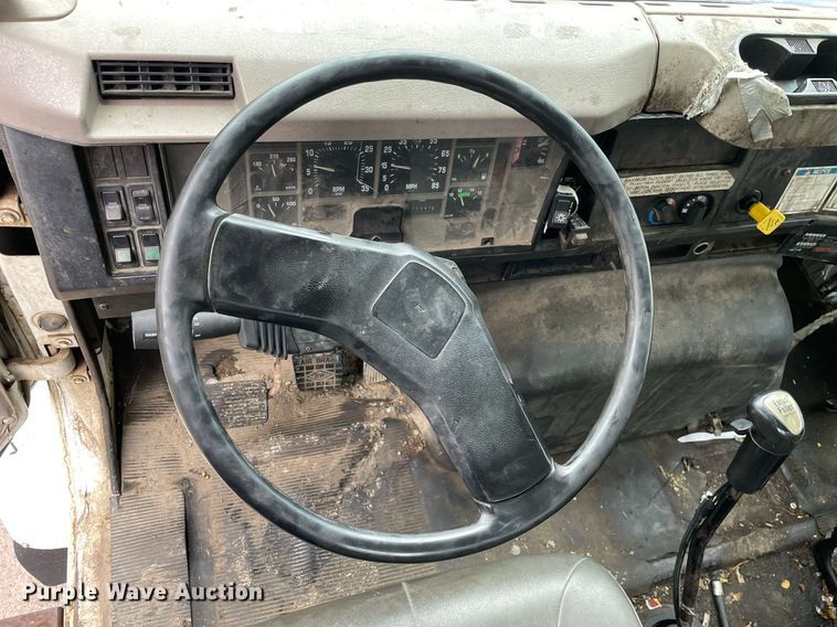 image for item LJ9560 2001 Internationl 2674  vacuum truck