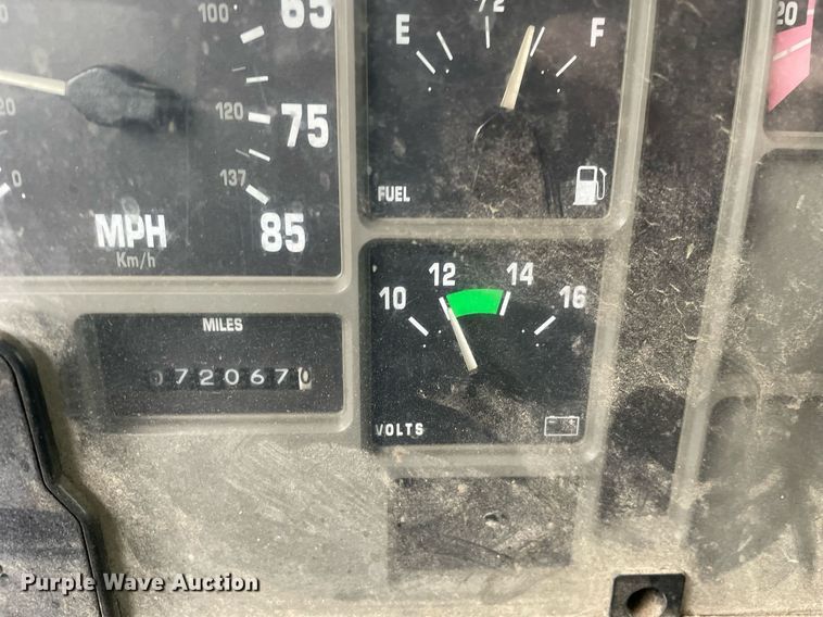 image for item LJ9560 2001 Internationl 2674  vacuum truck