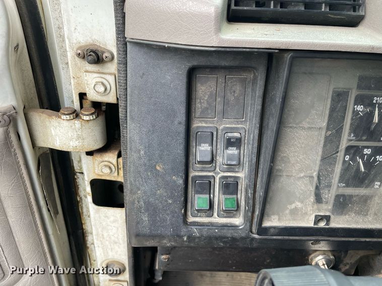 image for item LJ9560 2001 Internationl 2674  vacuum truck