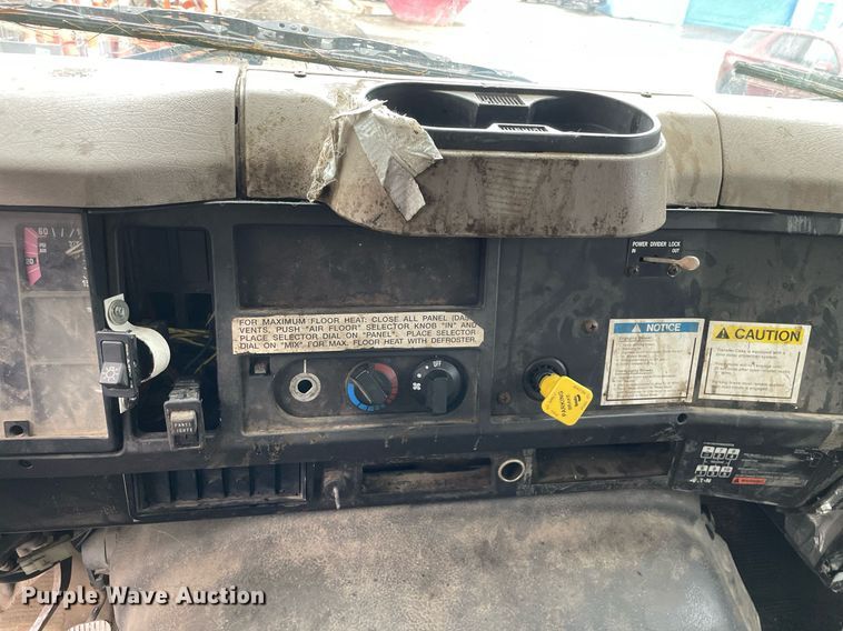 image for item LJ9560 2001 Internationl 2674  vacuum truck