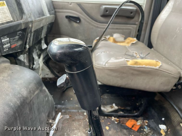 image for item LJ9560 2001 Internationl 2674  vacuum truck