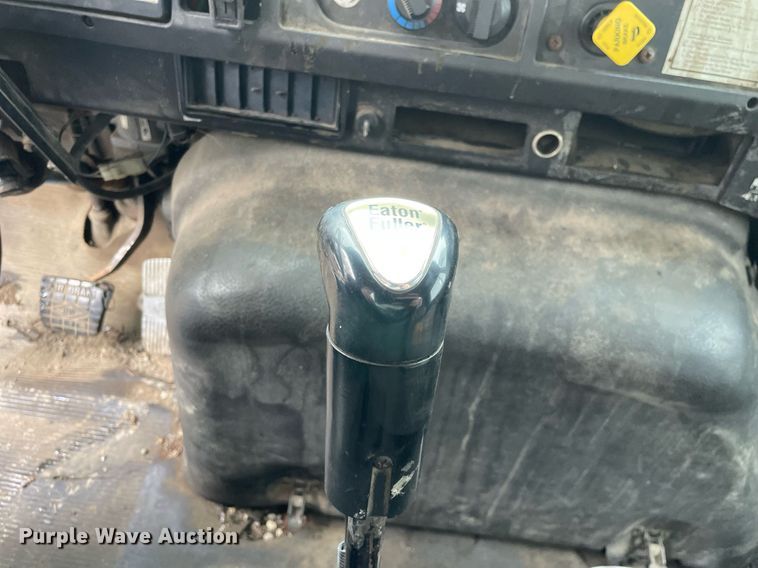 image for item LJ9560 2001 Internationl 2674  vacuum truck