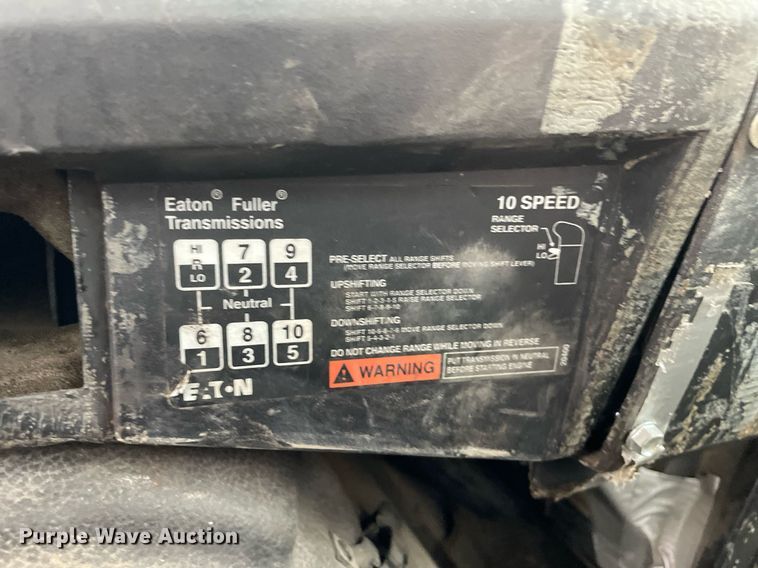 image for item LJ9560 2001 Internationl 2674  vacuum truck