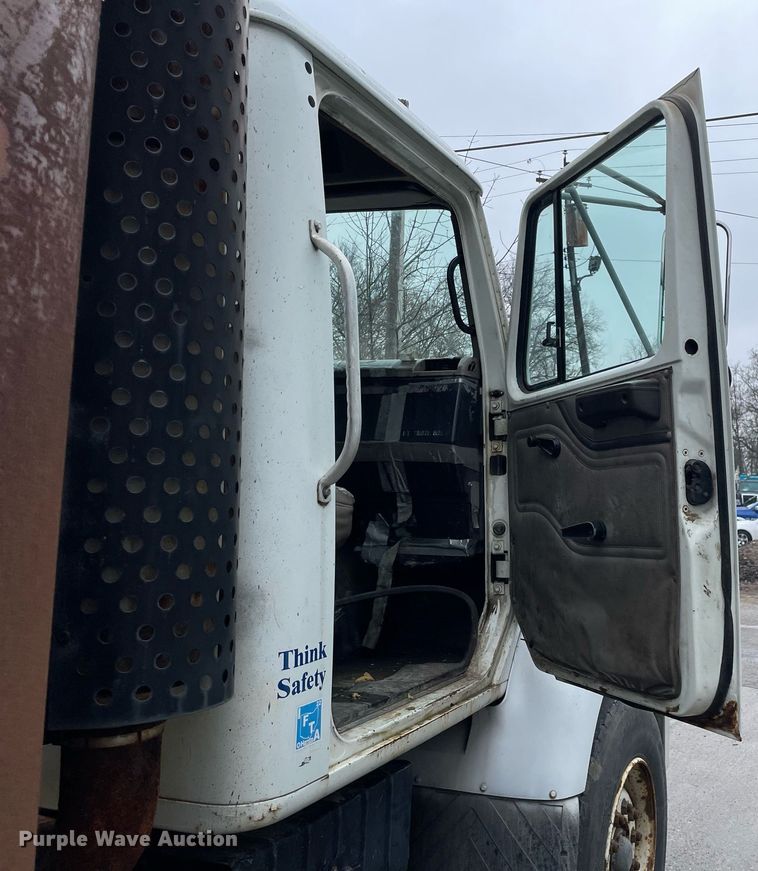 image for item LJ9560 2001 Internationl 2674  vacuum truck