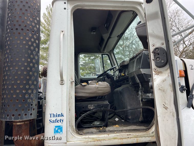 image for item LJ9560 2001 Internationl 2674  vacuum truck