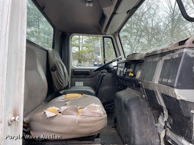 image for item LJ9560 2001 Internationl 2674  vacuum truck