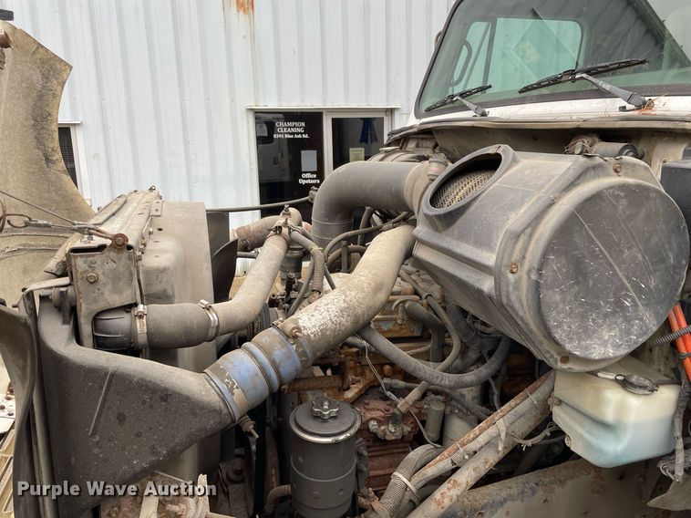 image for item LJ9560 2001 Internationl 2674  vacuum truck