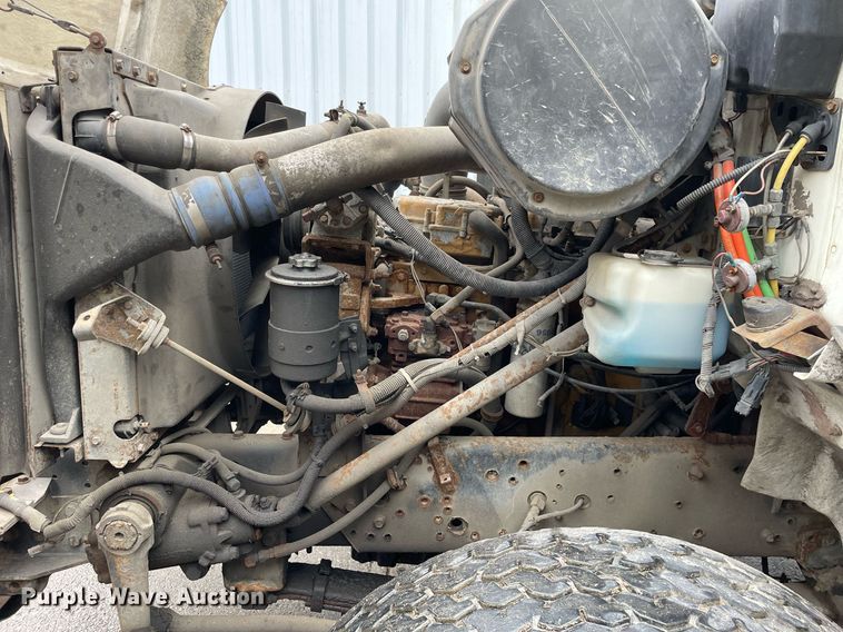 image for item LJ9560 2001 Internationl 2674  vacuum truck