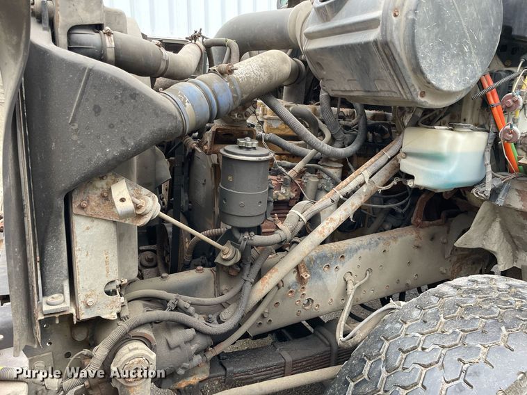 image for item LJ9560 2001 Internationl 2674  vacuum truck