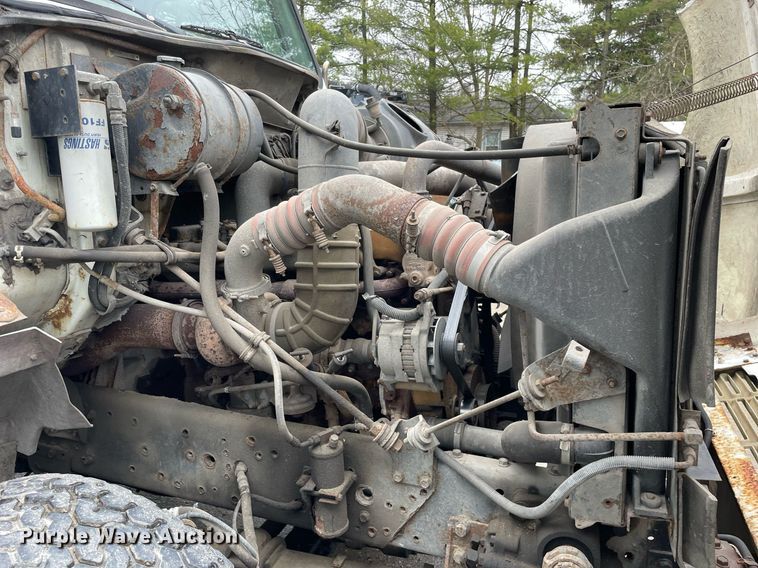 image for item LJ9560 2001 Internationl 2674  vacuum truck