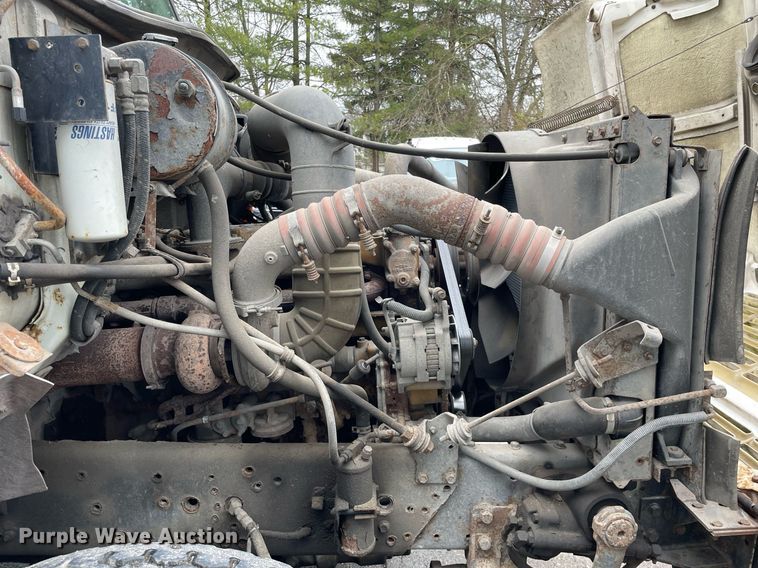 image for item LJ9560 2001 Internationl 2674  vacuum truck