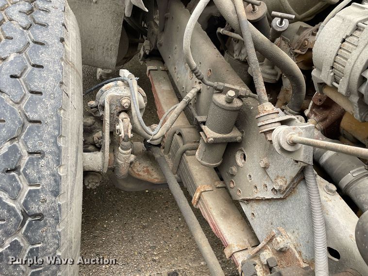 image for item LJ9560 2001 Internationl 2674  vacuum truck