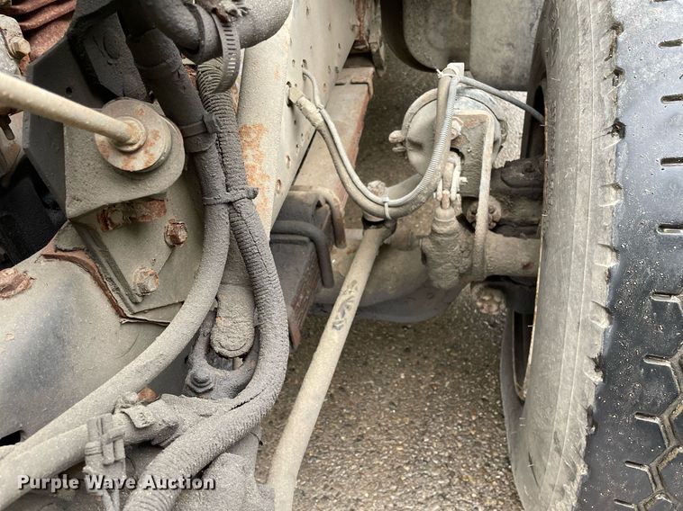 image for item LJ9560 2001 Internationl 2674  vacuum truck