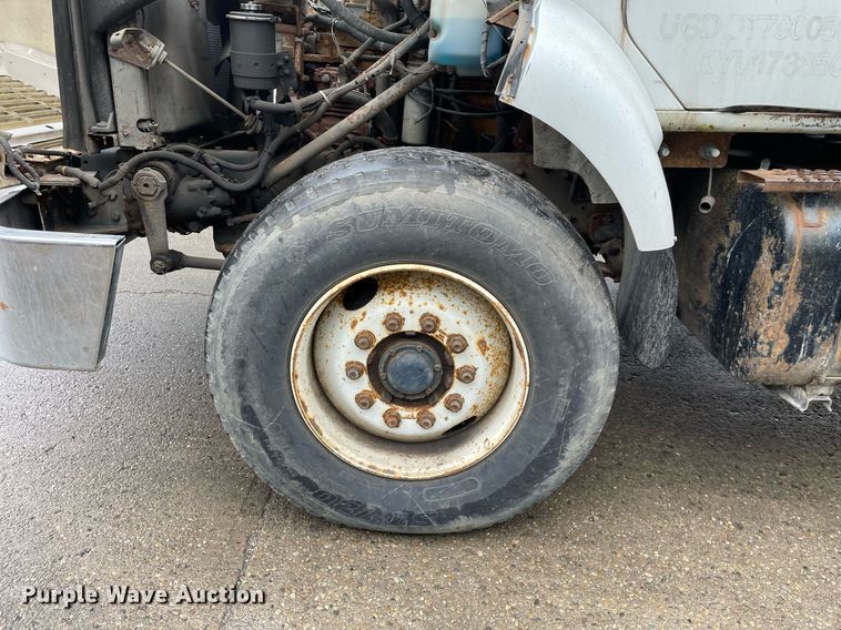 image for item LJ9560 2001 Internationl 2674  vacuum truck