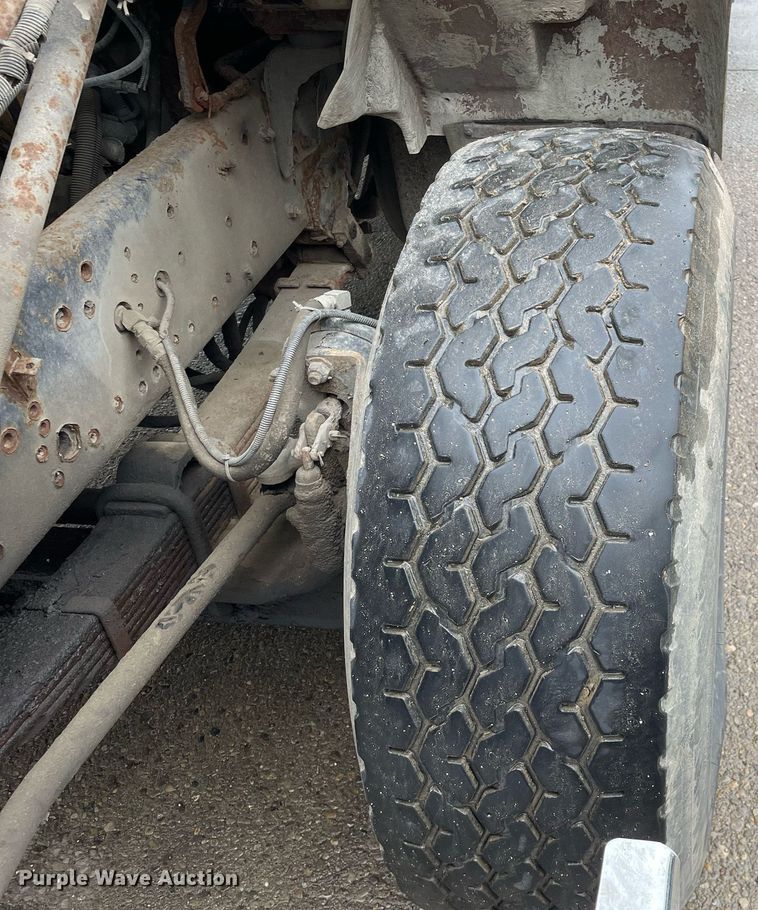 image for item LJ9560 2001 Internationl 2674  vacuum truck