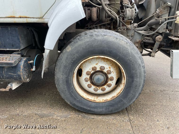 image for item LJ9560 2001 Internationl 2674  vacuum truck