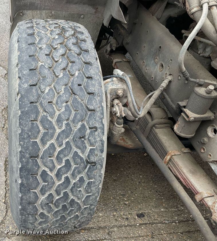 image for item LJ9560 2001 Internationl 2674  vacuum truck