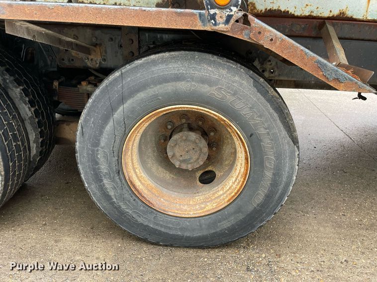 image for item LJ9560 2001 Internationl 2674  vacuum truck