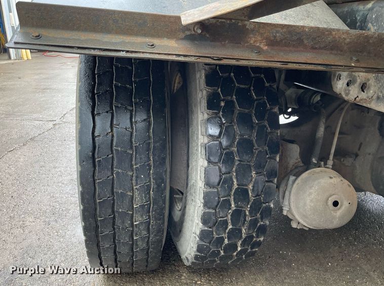 image for item LJ9560 2001 Internationl 2674  vacuum truck