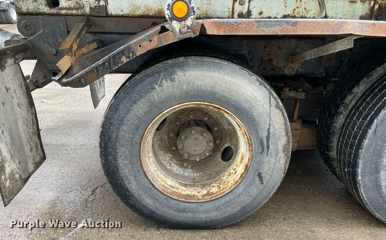 image for item LJ9560 2001 Internationl 2674  vacuum truck