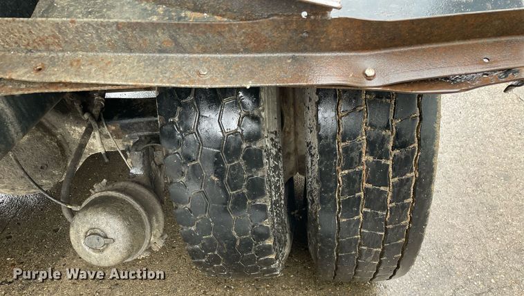 image for item LJ9560 2001 Internationl 2674  vacuum truck