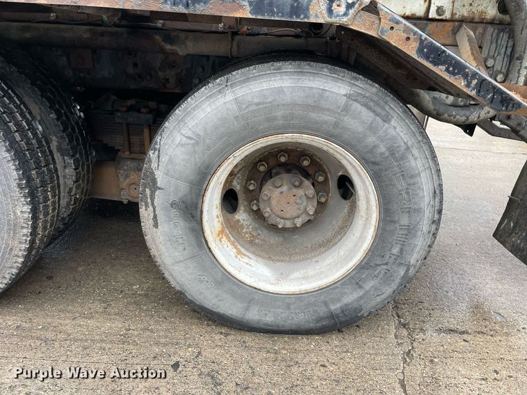 image for item LJ9560 2001 Internationl 2674  vacuum truck