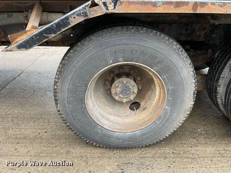 image for item LJ9560 2001 Internationl 2674  vacuum truck