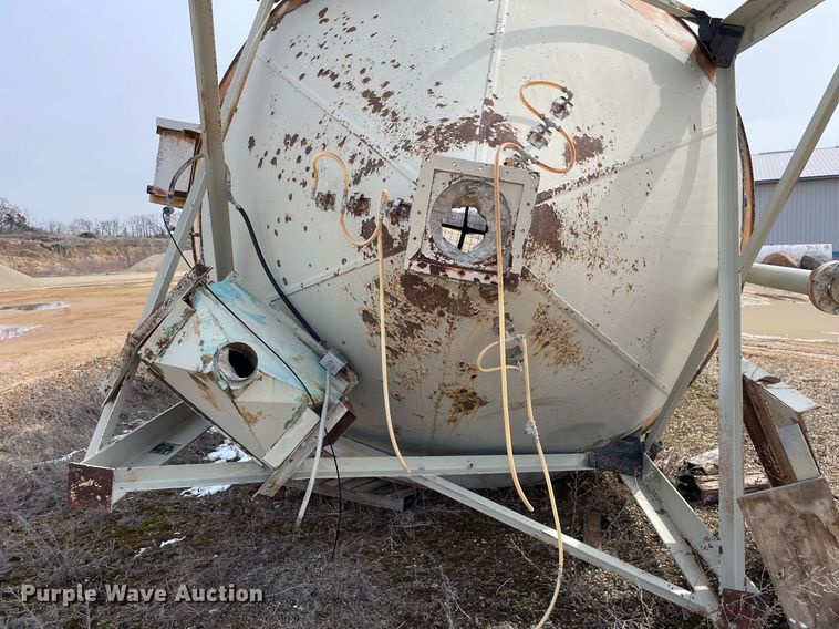 image for item LJ9569 C&W MFG CP305  cement silo