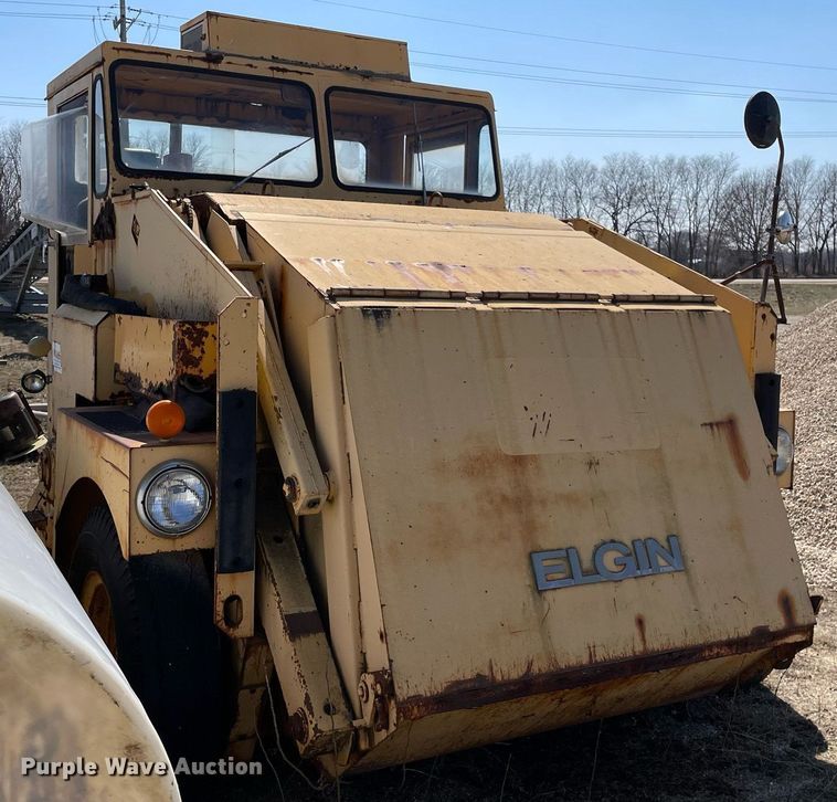 image for item LJ9572 Elgin Pelican  street sweeper