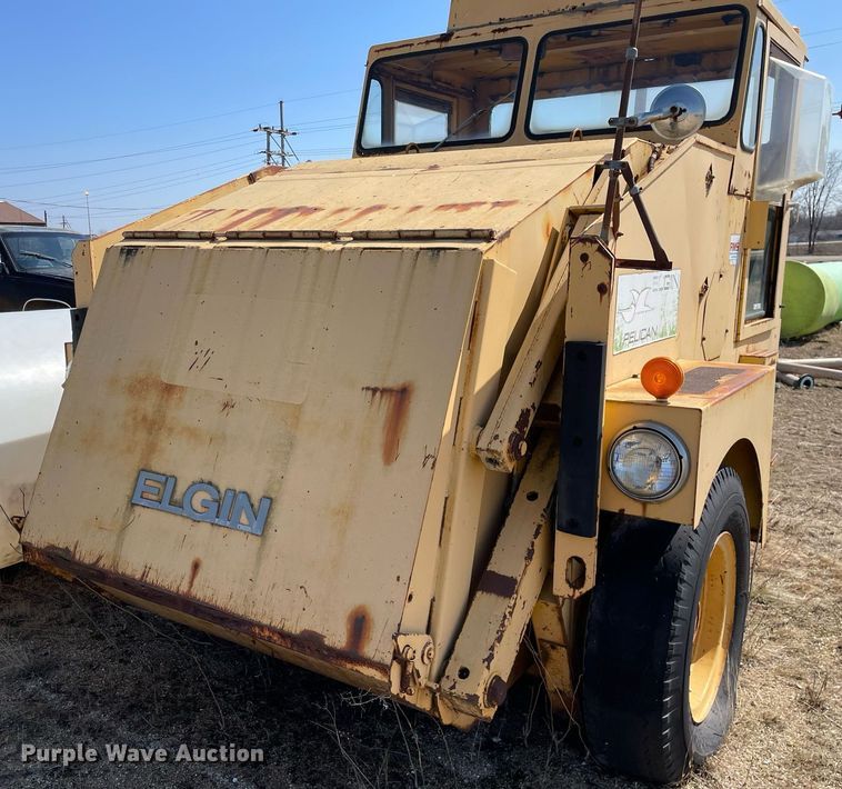 image for item LJ9572 Elgin Pelican  street sweeper