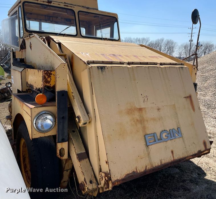 image for item LJ9572 Elgin Pelican  street sweeper
