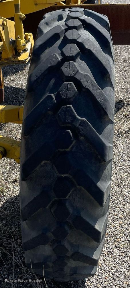 image for item LJ9573 Caterpillar  rigid frame motor grader